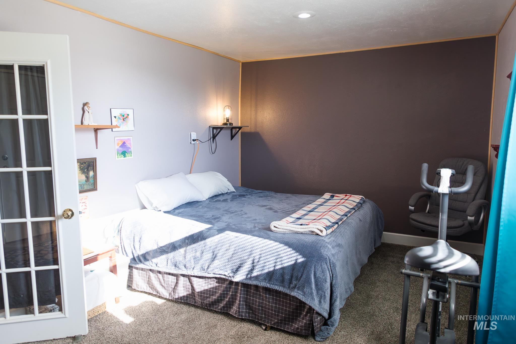 211 Northeast 3rd Avenue Ontario, OR 97914 - Photo 32 of 40 Carpeted bedroom featuring baseboards
