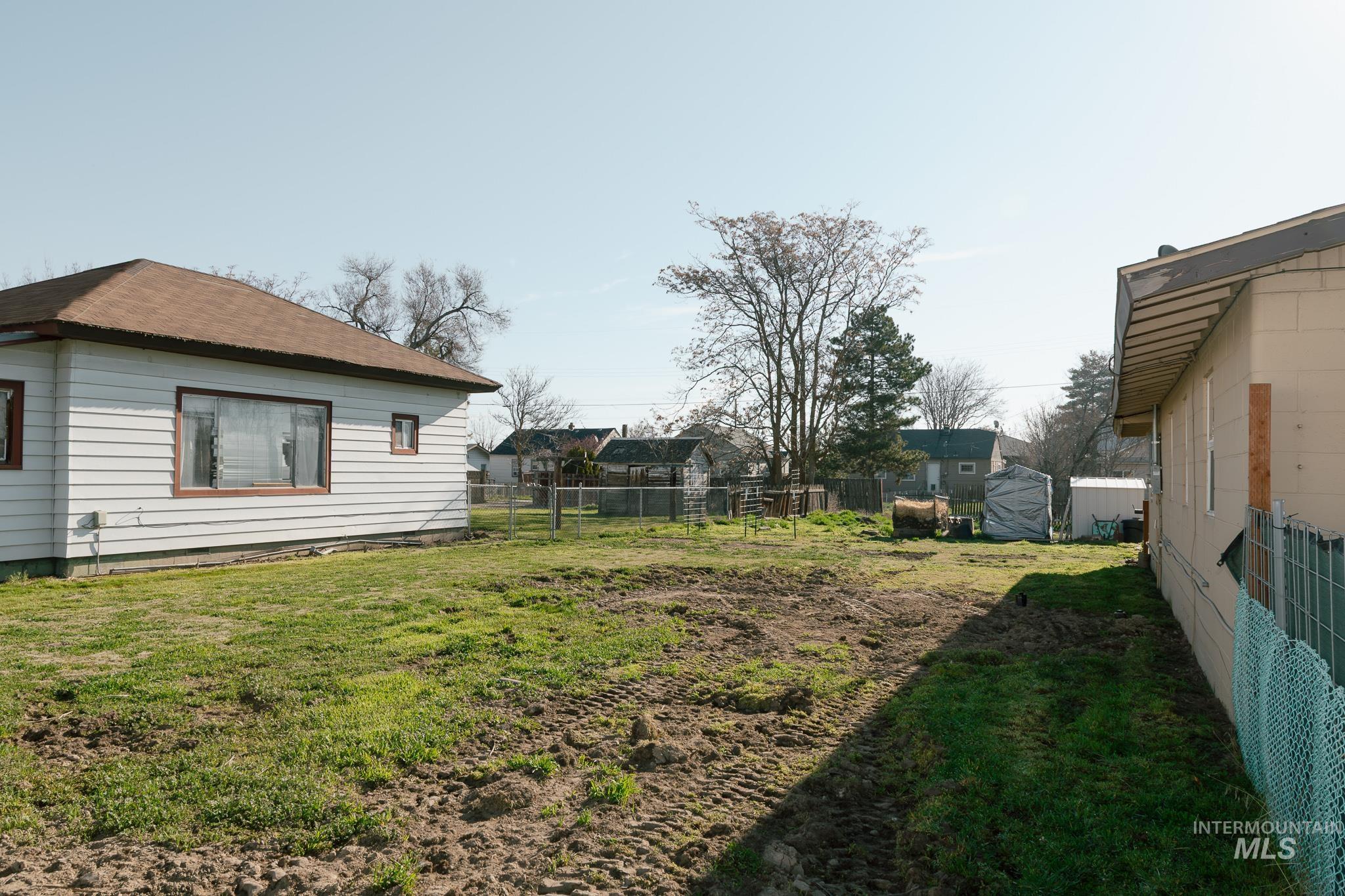 211 Northeast 3rd Avenue Ontario, OR 97914 - Photo 5 of 40 View of fenced yard