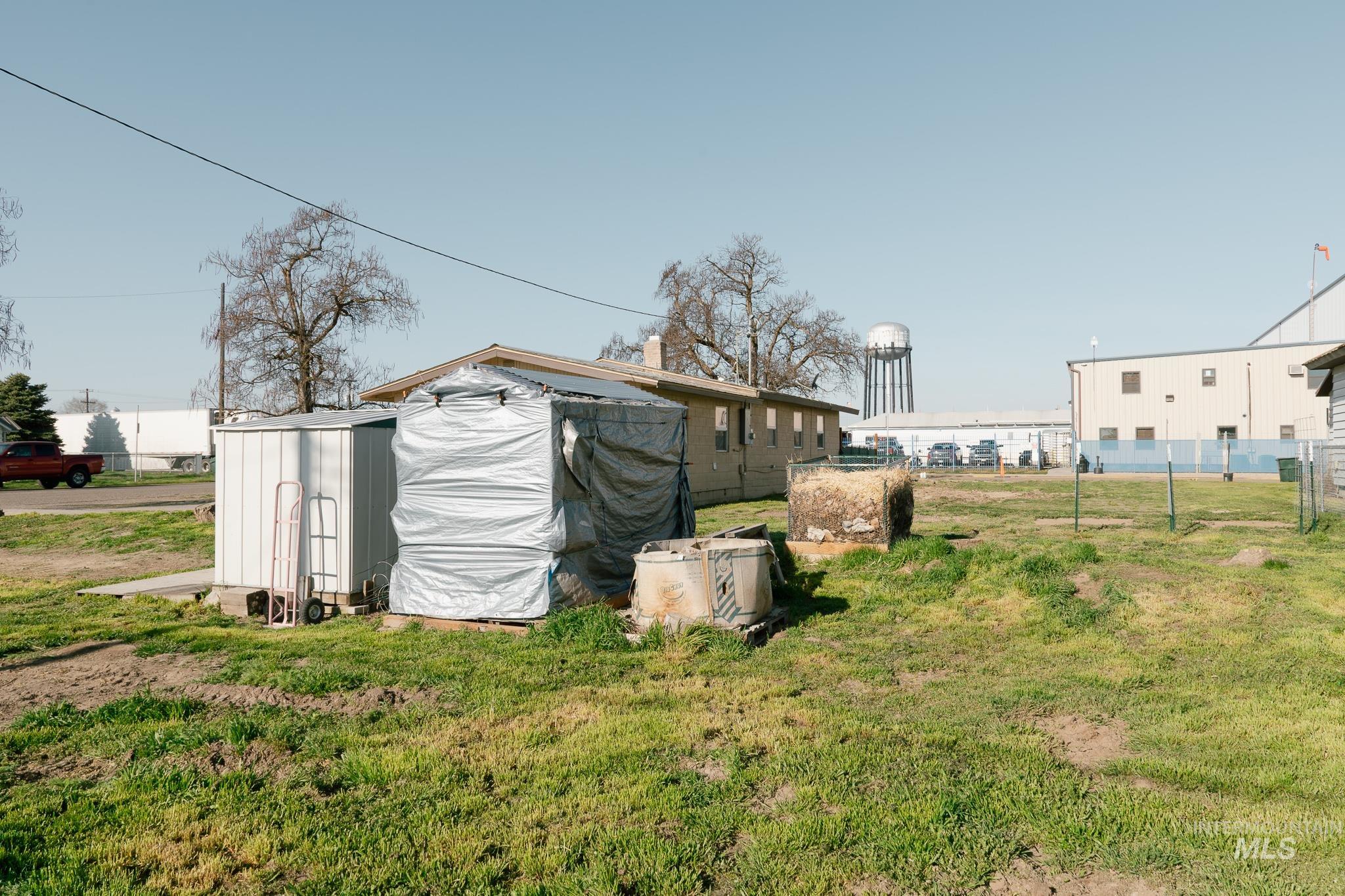 211 Northeast 3rd Avenue Ontario, OR 97914 - Photo 6 of 40 View of yard featuring a storage unit