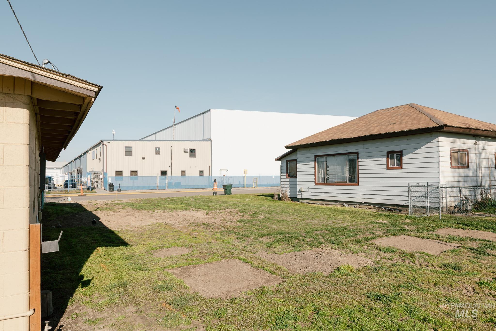 211 Northeast 3rd Avenue Ontario, OR 97914 - Photo 9 of 40 View of yard