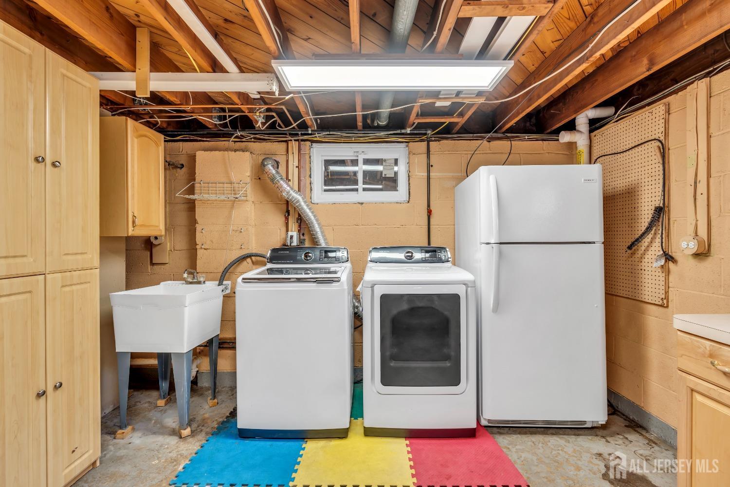 27 Brookside Road Edison, NJ 08817 - Photo 23 of 35 a utility room with dryer and washer