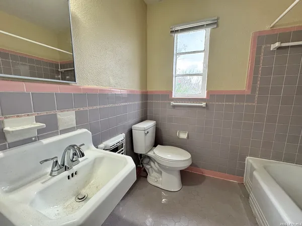 $999 | 355 Claremont Avenue, Unit F, San Antonio, TX 78209