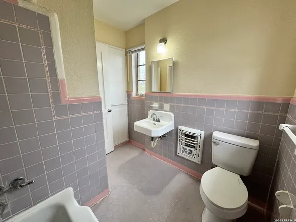 $999 | 355 Claremont Avenue, Unit F, San Antonio, TX 78209