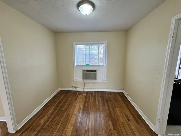 $999 | 355 Claremont Avenue, Unit F, San Antonio, TX 78209