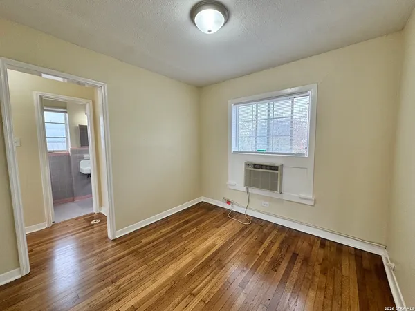 $999 | 355 Claremont Avenue, Unit F, San Antonio, TX 78209