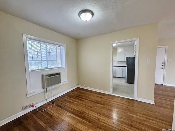 $999 | 355 Claremont Avenue, Unit F, San Antonio, TX 78209