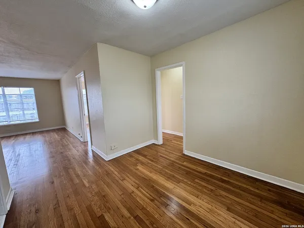 $999 | 355 Claremont Avenue, Unit F, San Antonio, TX 78209