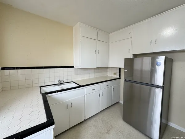 $999 | 355 Claremont Avenue, Unit F, San Antonio, TX 78209