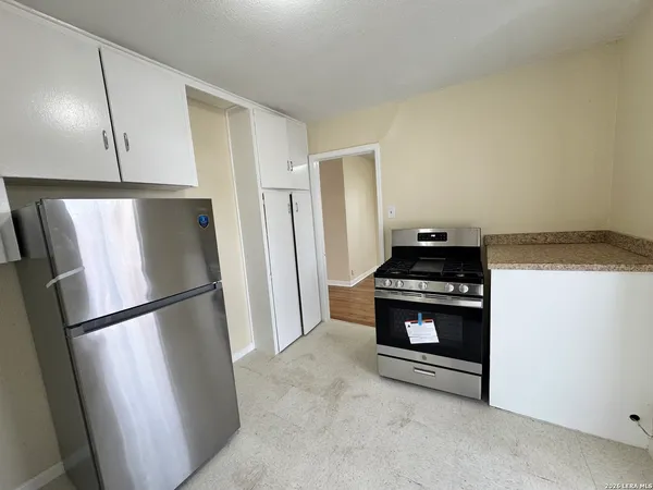 $999 | 355 Claremont Avenue, Unit F, San Antonio, TX 78209