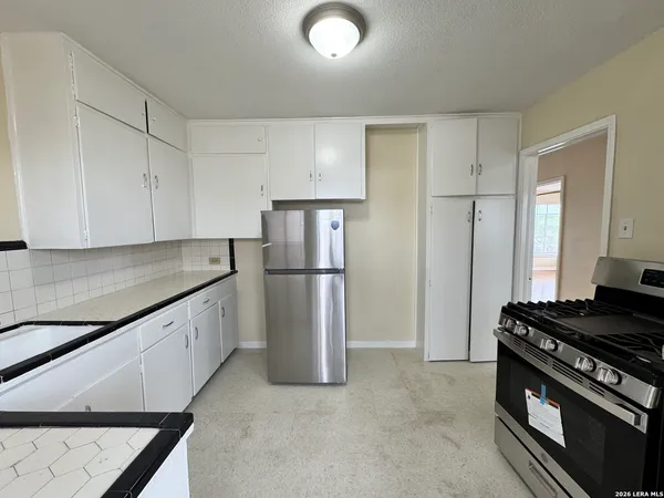 $999 | 355 Claremont Avenue, Unit F, San Antonio, TX 78209