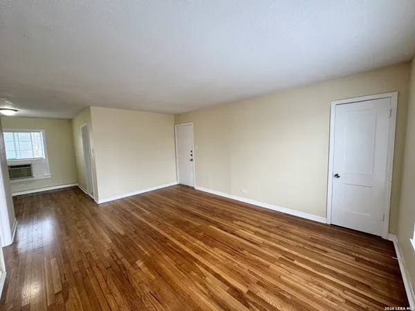 $999 | 355 Claremont Avenue, Unit F, San Antonio, TX 78209