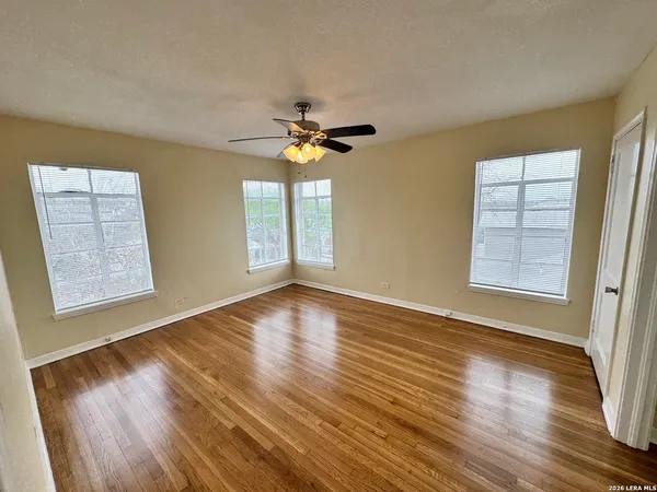 $999 | 355 Claremont Avenue, Unit F, San Antonio, TX 78209