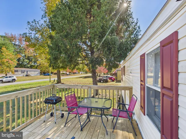 a view of backyard of the house