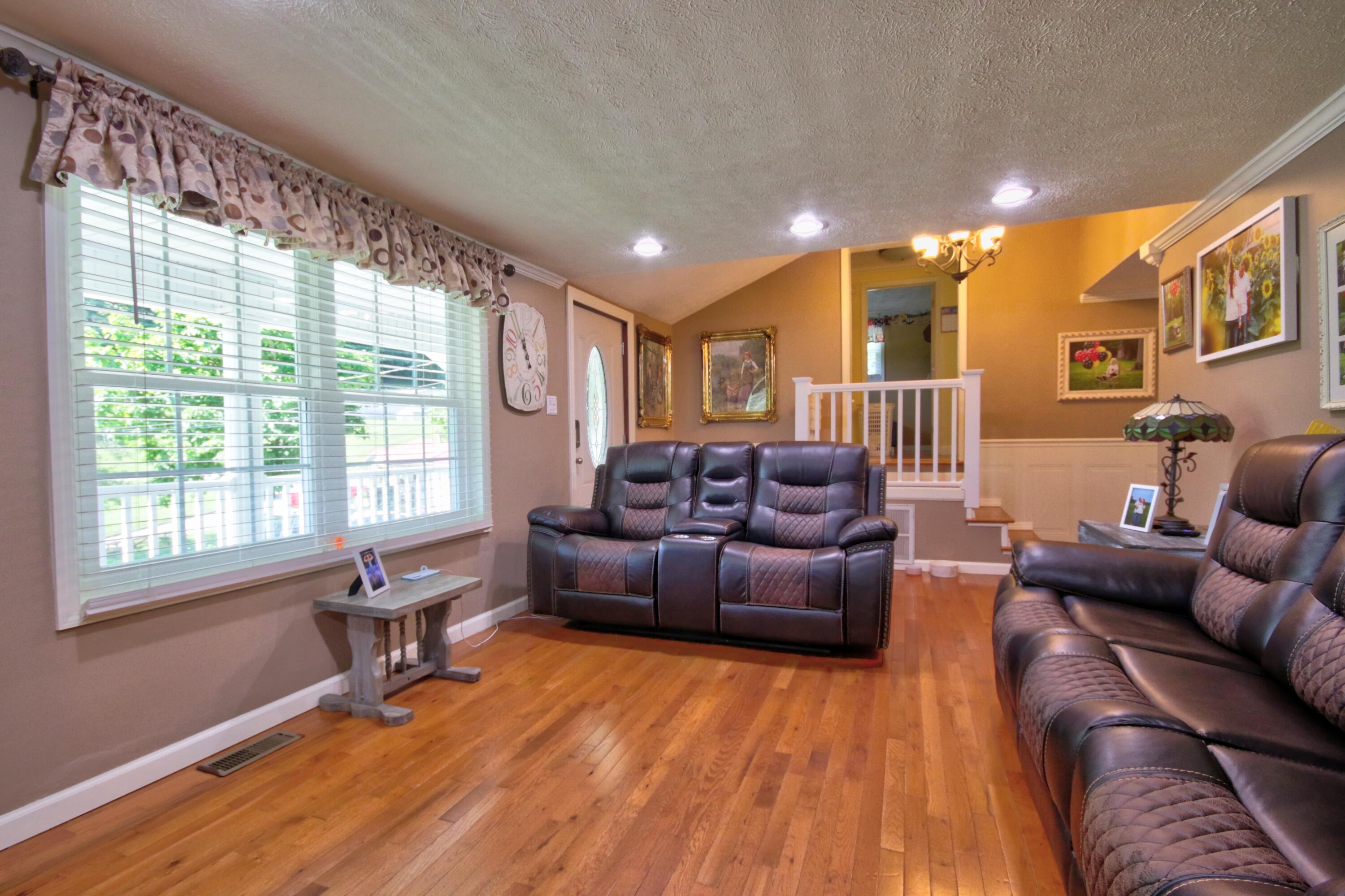 15 Water Tower Road Manchester, KY 40962 - Photo 8 of 24 Living Room