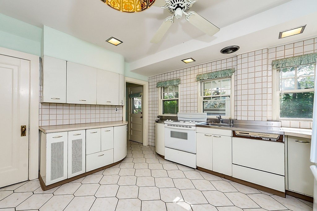 18 Vineyard Road Newton, MA 02459 - Photo 13 of 29