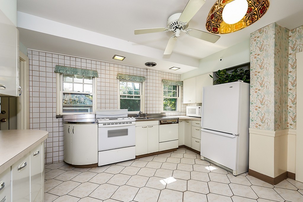 18 Vineyard Road Newton, MA 02459 - Photo 14 of 29