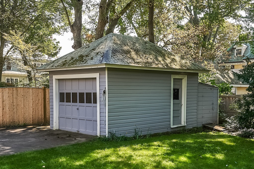 18 Vineyard Road Newton, MA 02459 - Photo 4 of 29