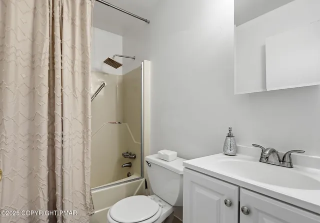 $429,900 | 104 Scotch Pine Court, Dingmans Ferry, PA 18328