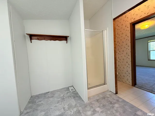 a view of an entryway with a livingroom