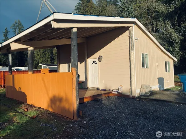 a view of a house with backyard