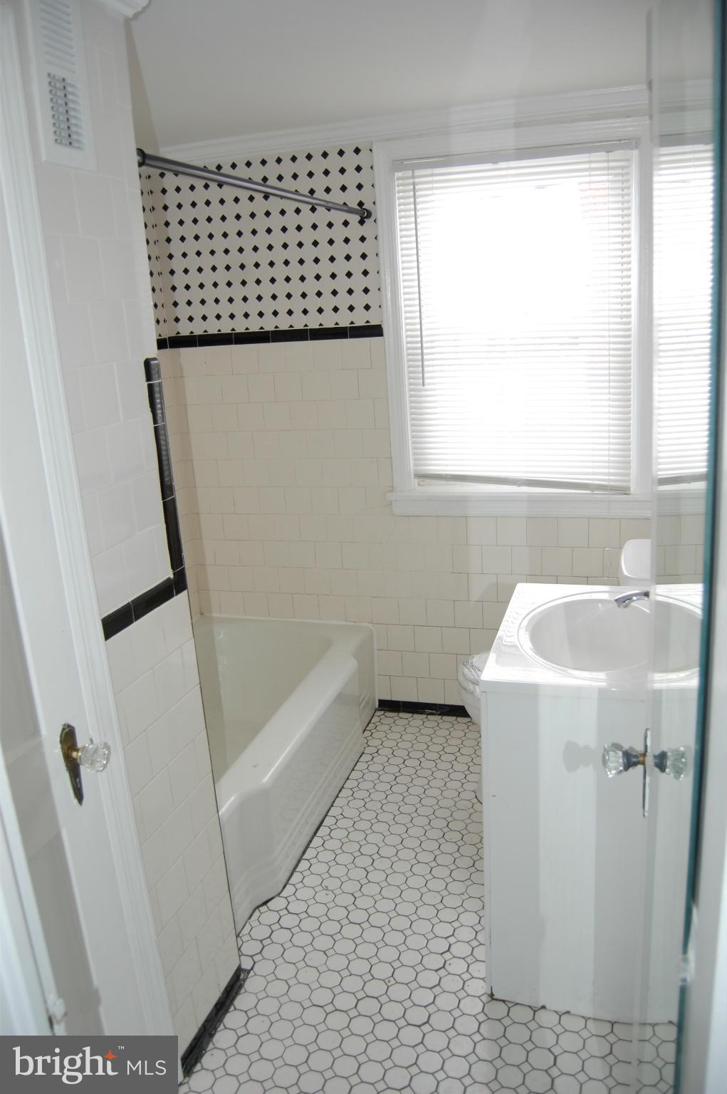 523 Old Riverside Road Baltimore, MD 21225 - Photo 17 of 23 Bath