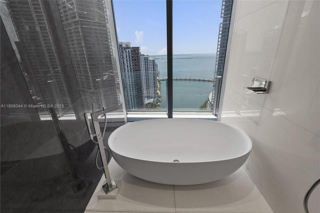 $6,330,000 | 300 Biscayne Blvd Way, Unit 3104, Miami, FL 33131