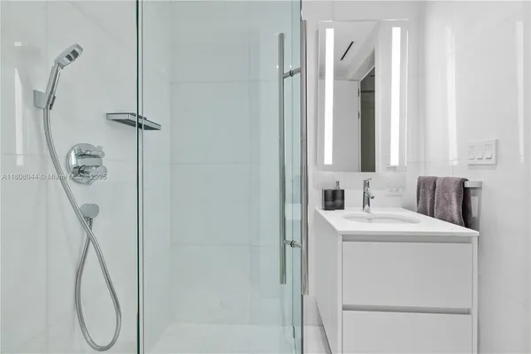 $6,330,000 | 300 Biscayne Blvd Way, Unit 3104, Miami, FL 33131