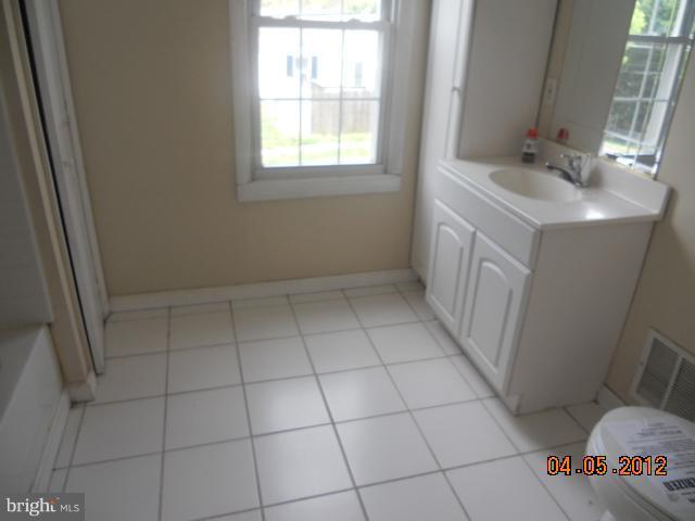 201 Bar Harbor Road Pasadena, MD 21122 - Photo 2 of 13 Bath