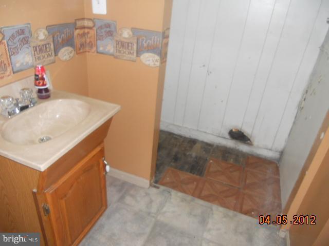 201 Bar Harbor Road Pasadena, MD 21122 - Photo 11 of 13 Bath