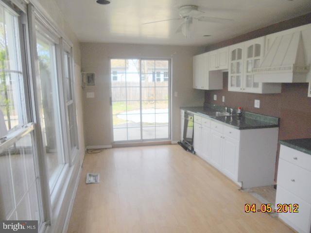 201 Bar Harbor Road Pasadena, MD 21122 - Photo 10 of 13 Kitchen