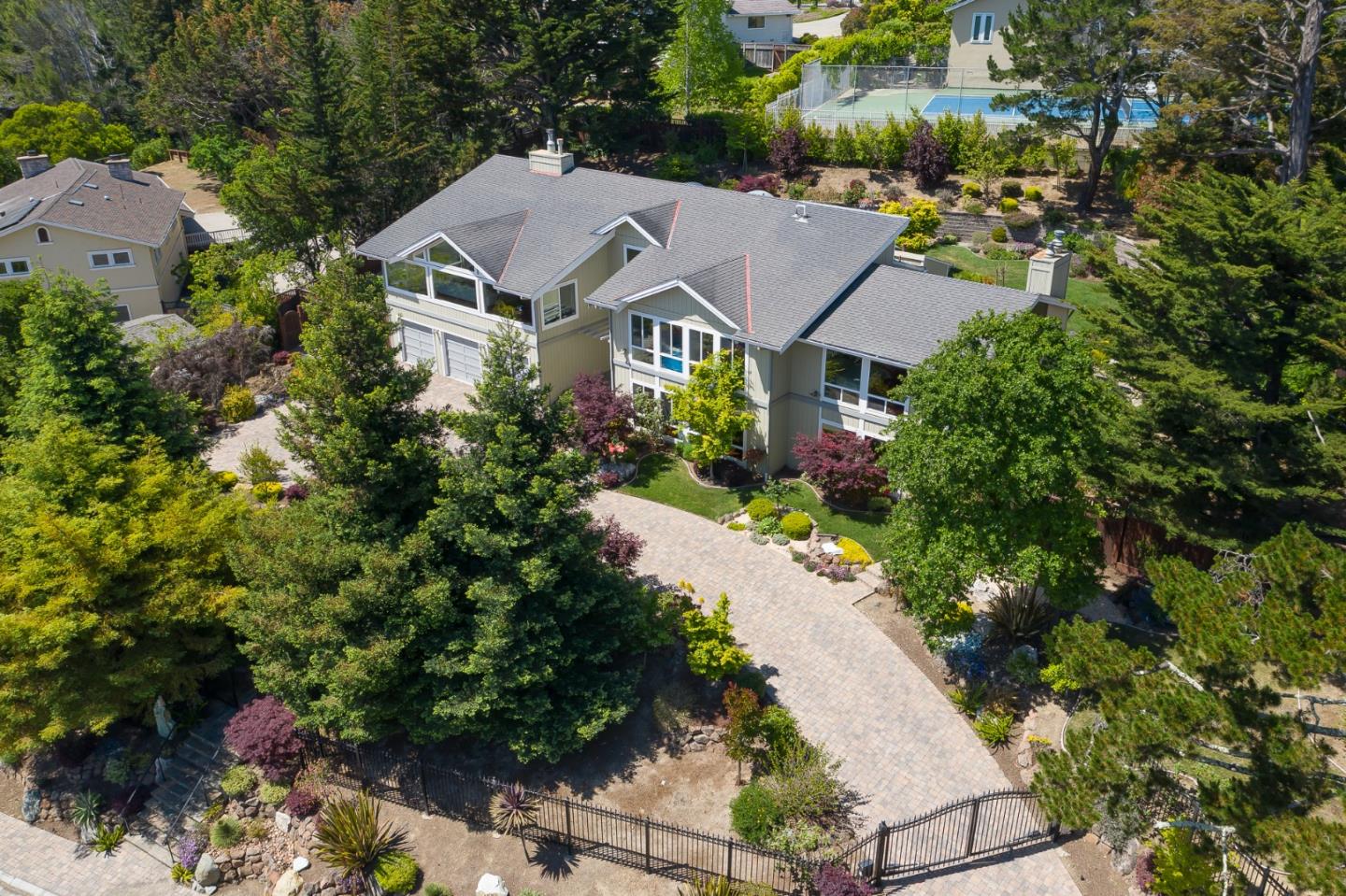 an aerial view of house with yard and mountain view in back