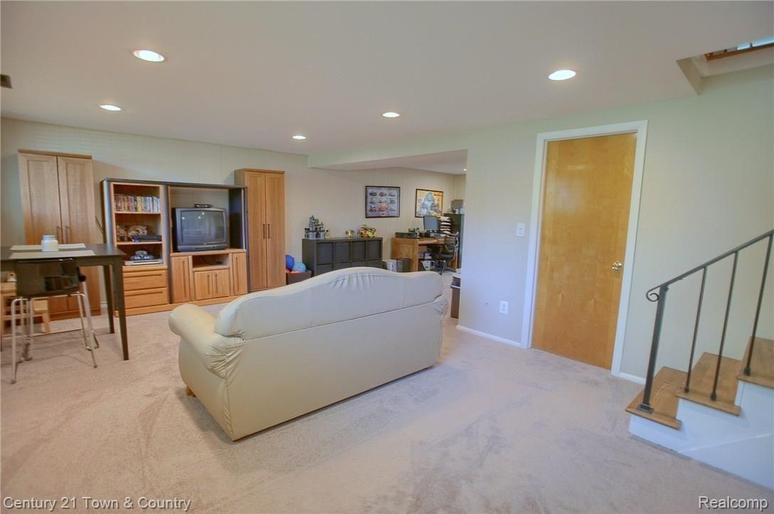424 Gunder Drive Rochester, MI 48309 - Photo 16 of 33 Family_Room_2nd_View.jpg