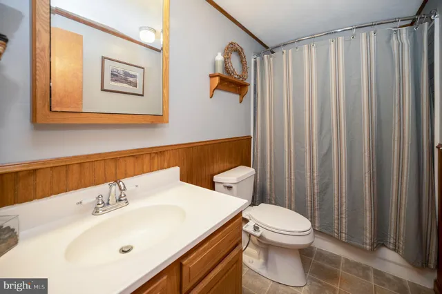 a view of a livingroom with furniture and a ceiling fan
