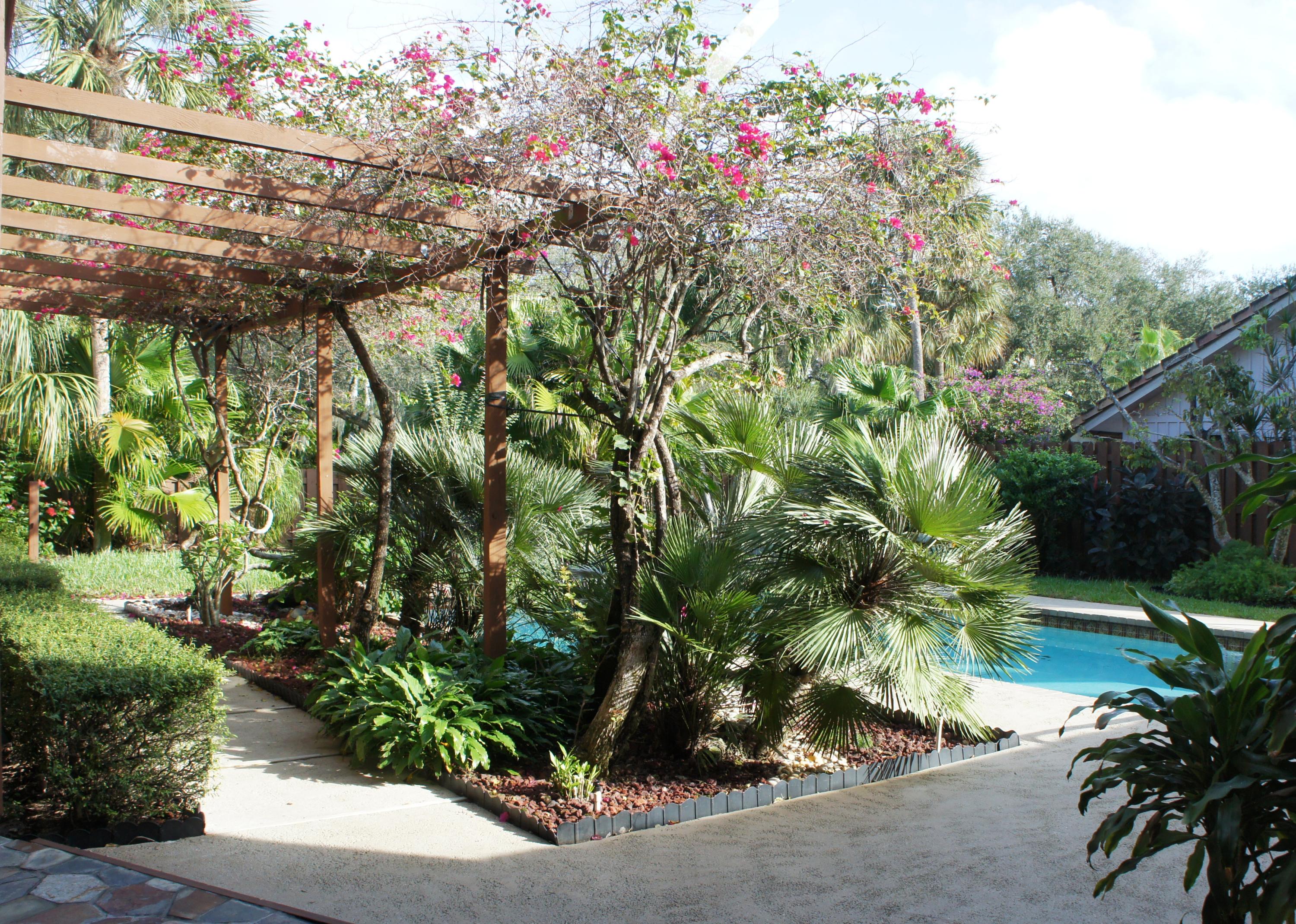 860 Southwest 20th Street Boca Raton, FL 33486 - Photo 3 of 44 Courtyard and Walkway