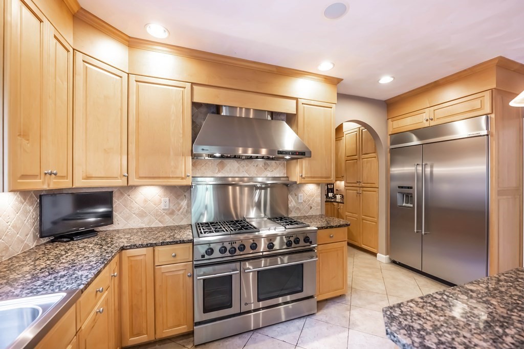 17 Chongris Circle Andover, MA 01810 - Photo 7 of 42