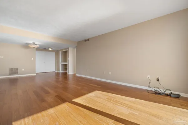 $1,950 | 615 Bayshore Drive, Unit 806, Pensacola, FL 32507