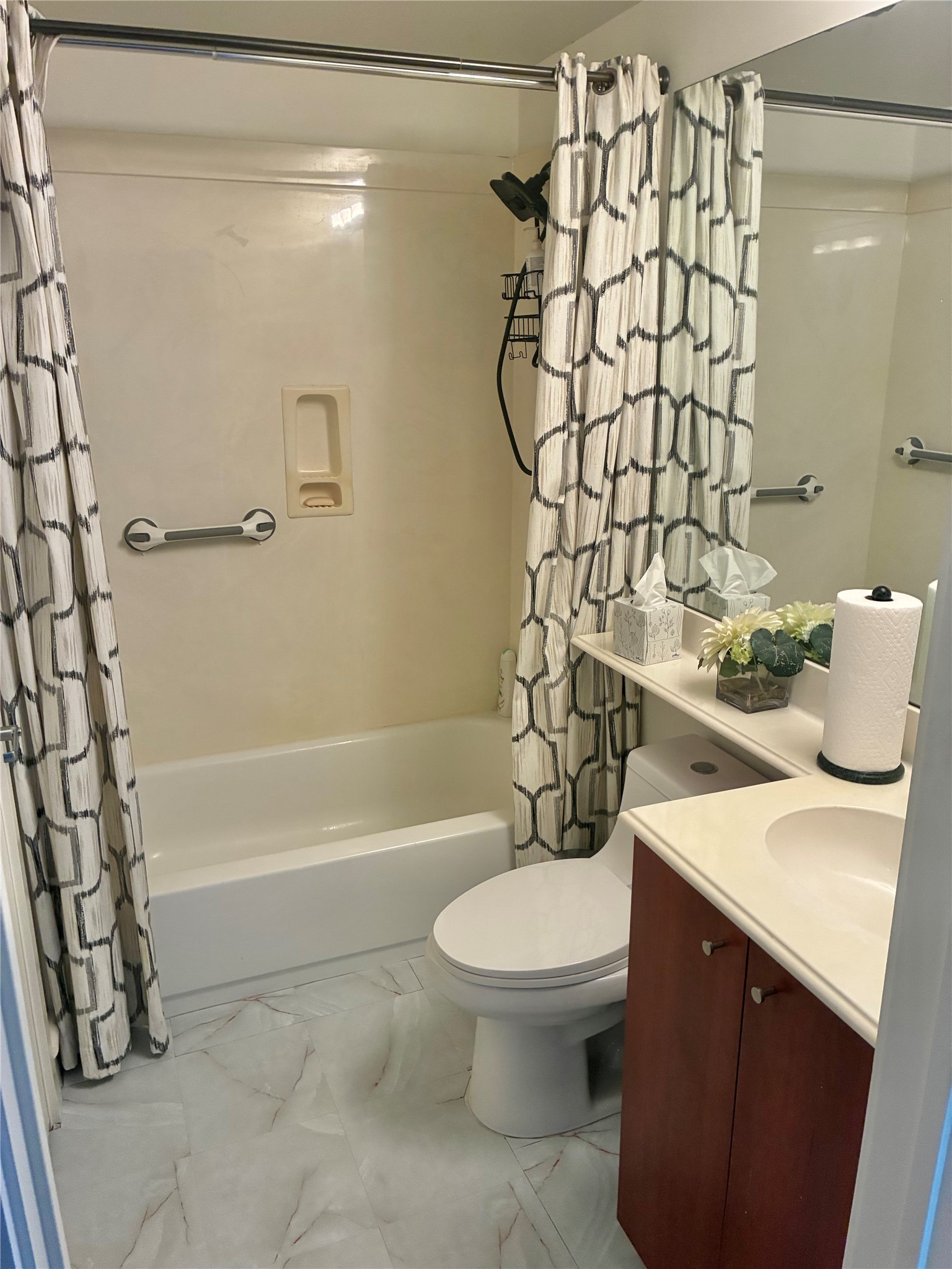 3311 Yupon Street, Unit 605 Houston, TX 77006 - Photo 8 of 16 1st floor full bathroom