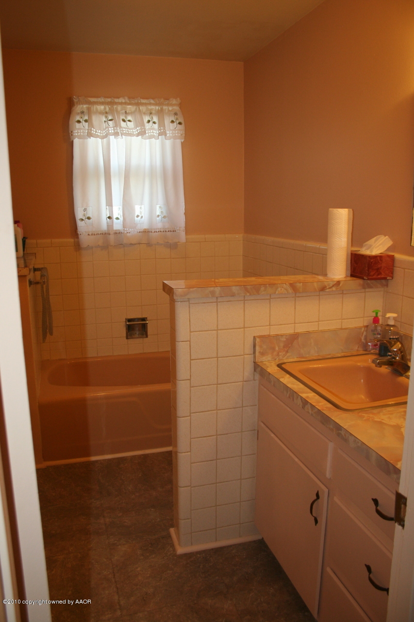 207 Geronimo Road Amarillo, TX 79108 - Photo 8 of 14 Hall bath