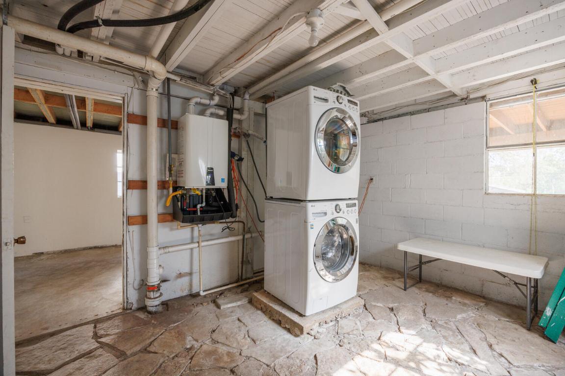 711 Patterson Avenue Austin, TX 78703 - Photo 17 of 21 a utility room with dryer and washer