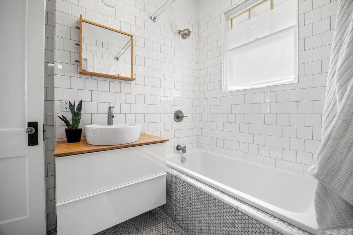 711 Patterson Avenue Austin, TX 78703 - Photo 6 of 21 a bathroom with a bathtub and a sink