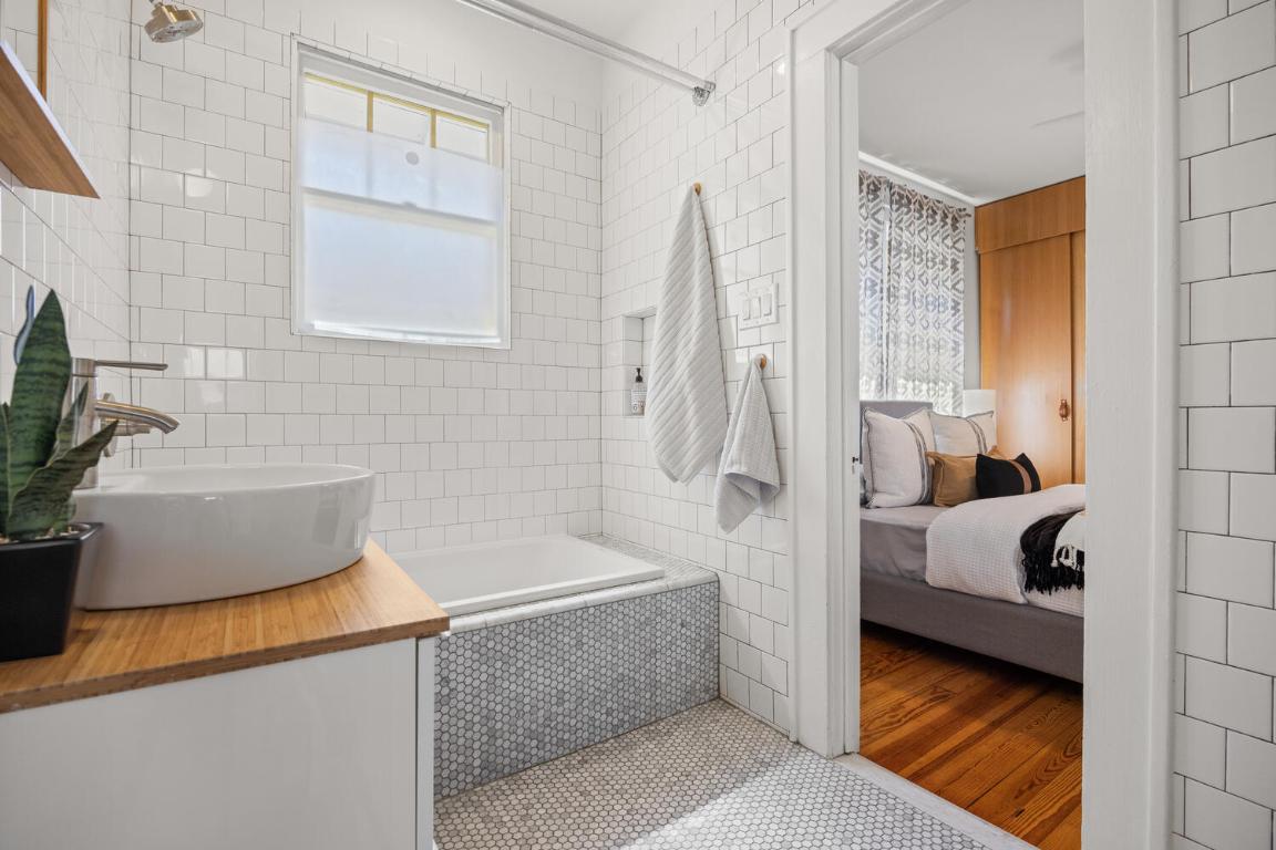 711 Patterson Avenue Austin, TX 78703 - Photo 7 of 21 a bathroom with a tub and a sink