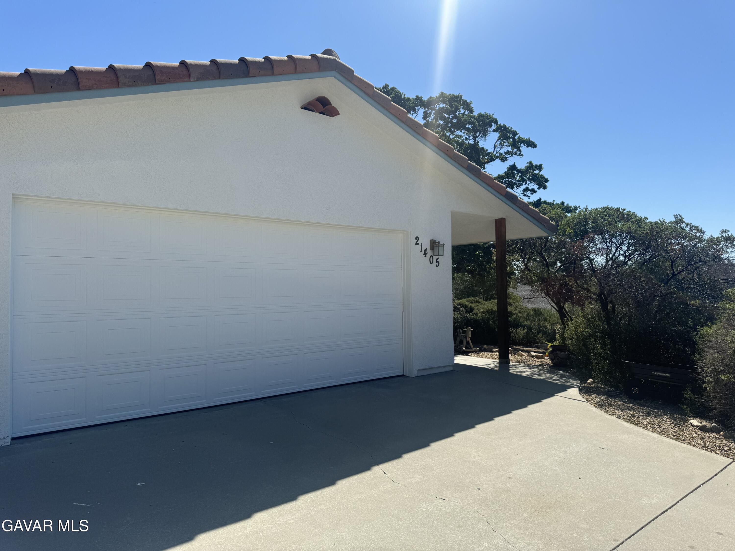 21405 Prospect Avenue Tehachapi, CA 93561 - Photo 4 of 20 garage