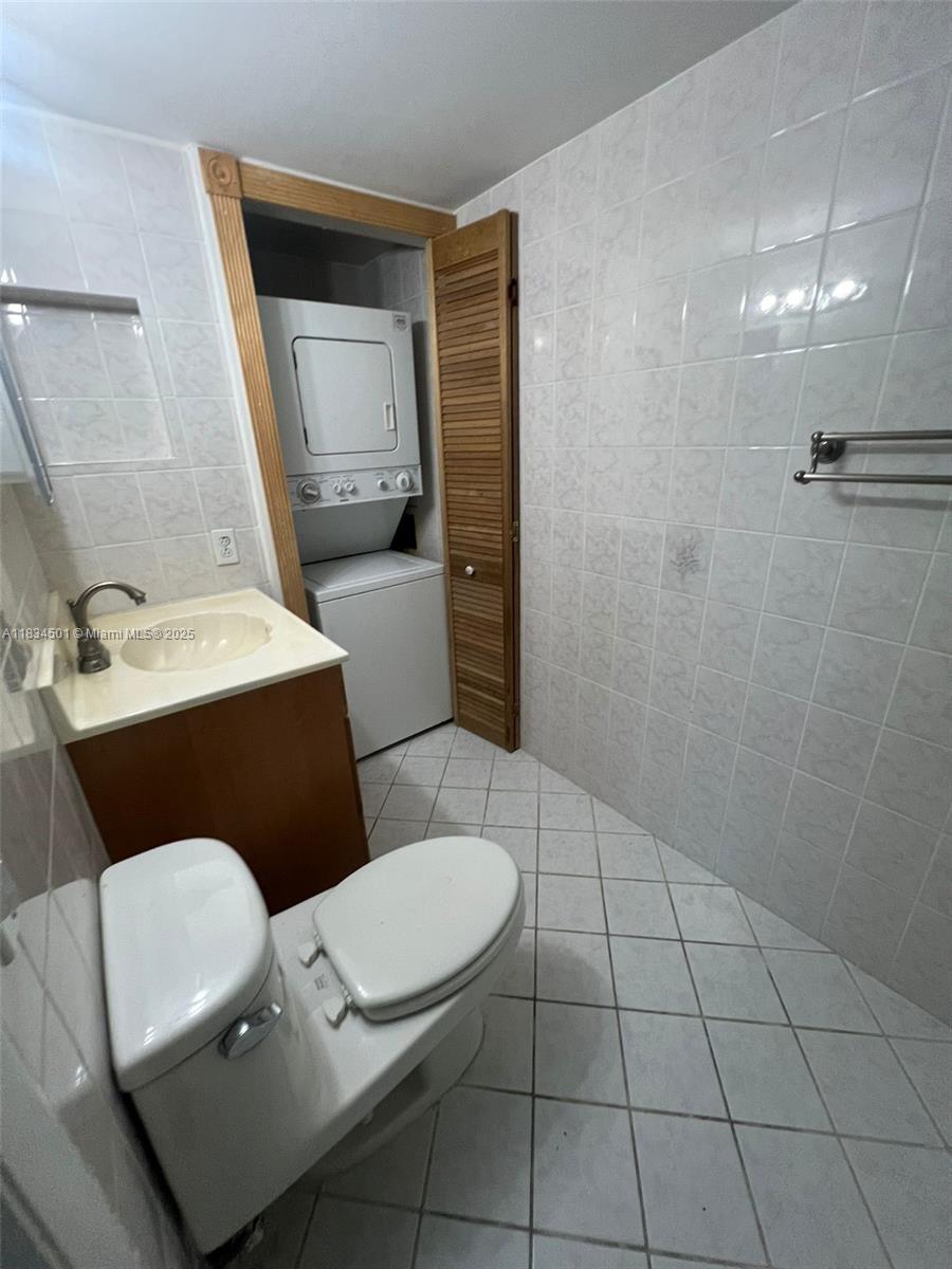 International Park Miami, FL 33175 - Photo 7 of 26 a bathroom with a sink a toilet and mirror