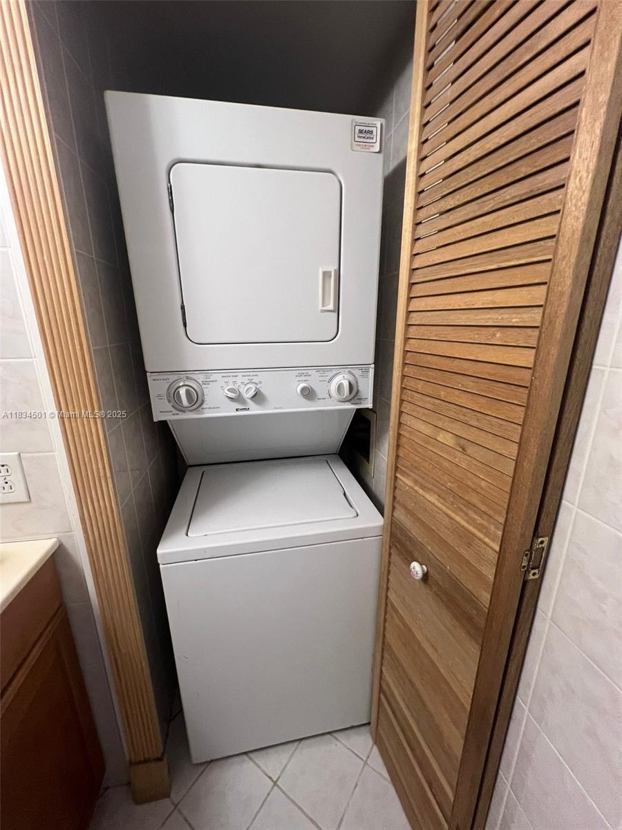 International Park Miami, FL 33175 - Photo 10 of 26 a utility room with dryer and washer