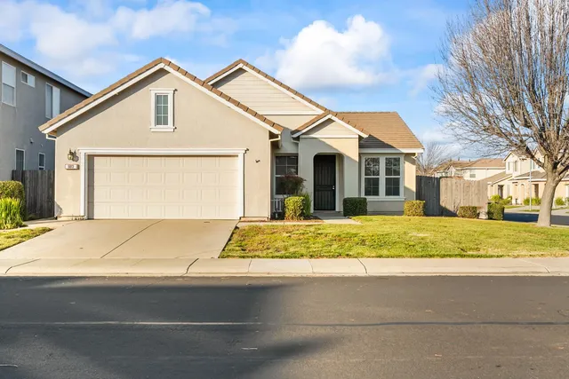 a view of front a house with a yard