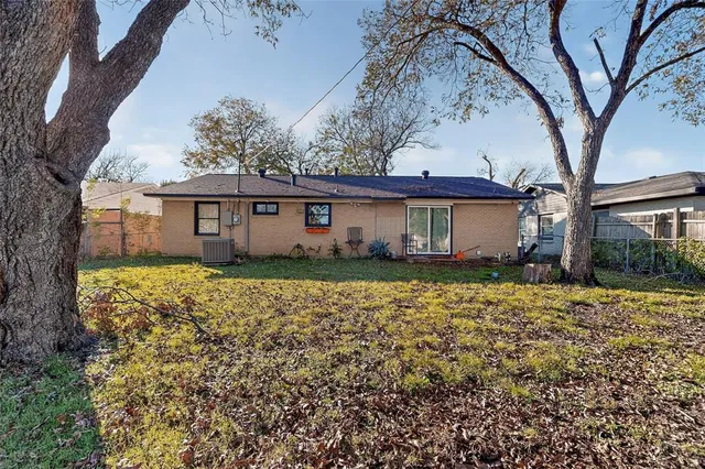 $240,000 | 1725 Emerald Drive, Grand Prairie, TX 75051