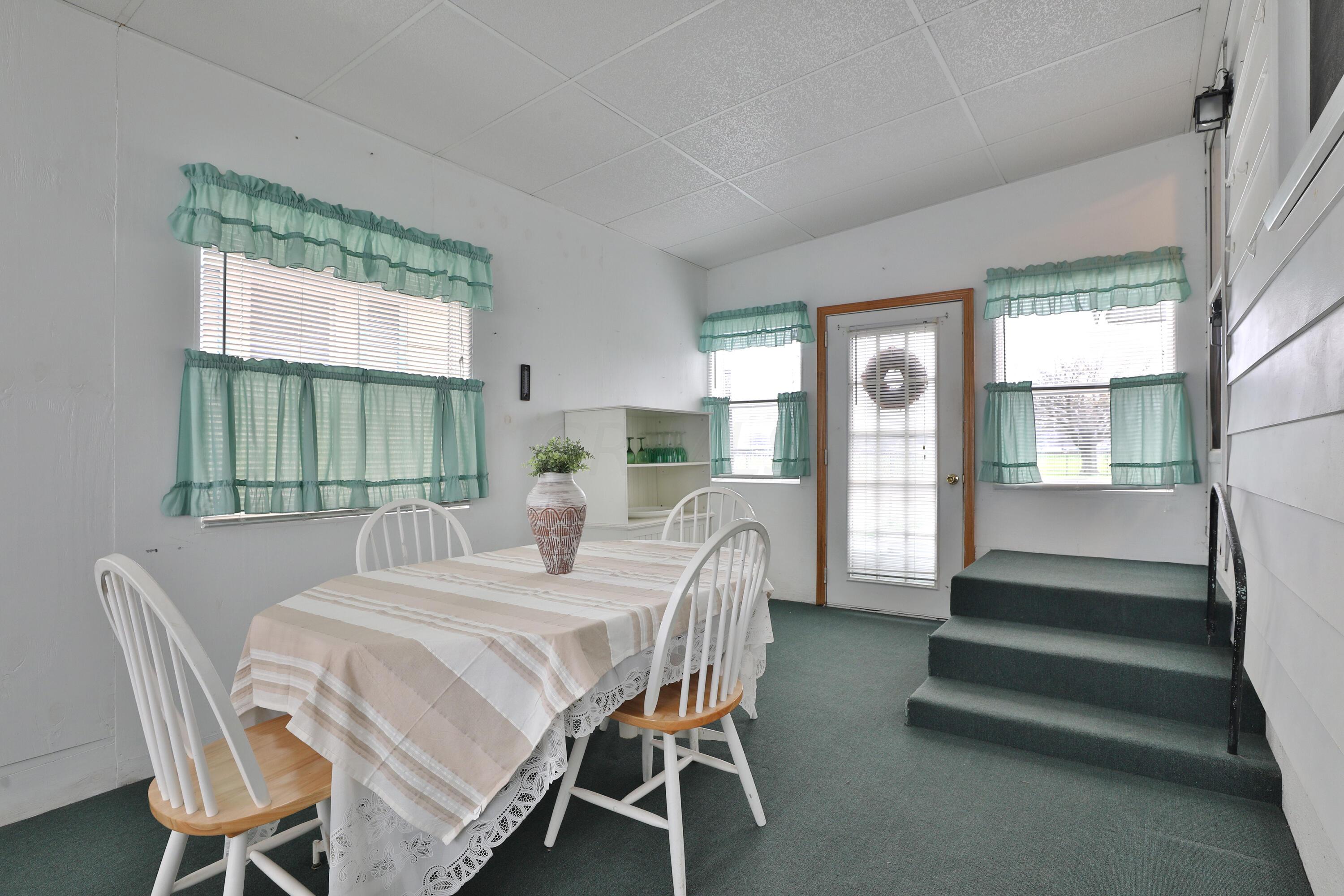 645 Morse Road Columbus, OH 43214 - Photo 32 of 41 Three Season Room