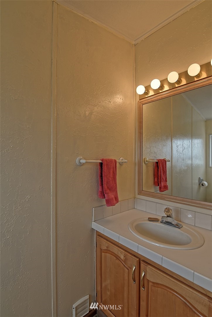 7725 Larimer Road Everett, WA 98208 - Photo 12 of 25 Gallery Image 12