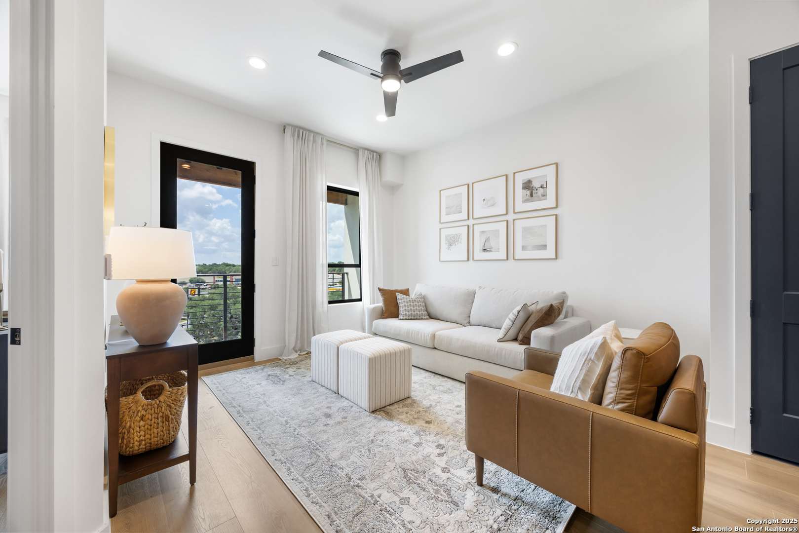 10899 South Hausman Road, Unit 204 San Antonio, TX 78249 - Photo 7 of 15 a living room with furniture