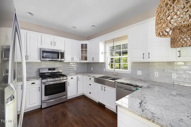 $662,400 | 209 Glen Oaks Drive, Gray, TN 37615